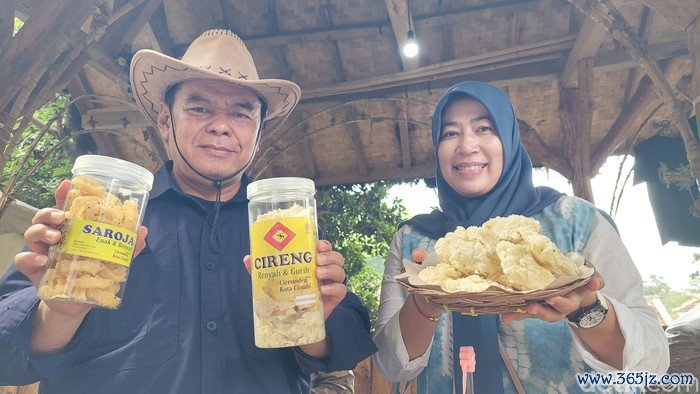 pengunjung mencicipi makanan berbahan baku singkong di Kampung Adat Cireundeu Cimahi